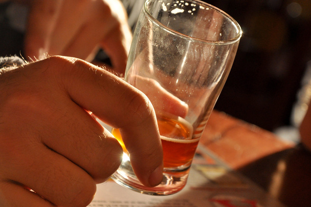  Männerhand mit Bier - Foto, Bild