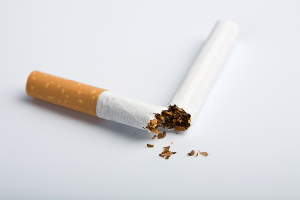 Cigarrillo roto
 - Foto, Imagen