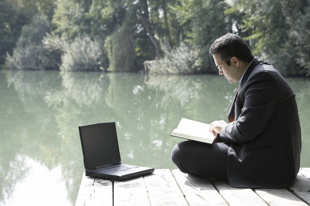 reading at the lake - Foto, Imagen