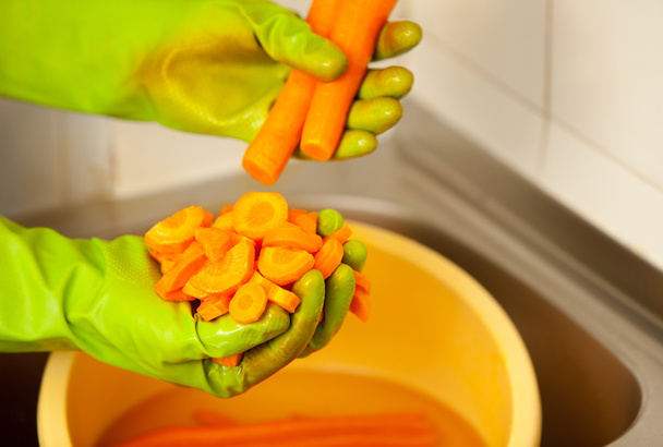 Woman hands slicing carrots - Foto, Imagem