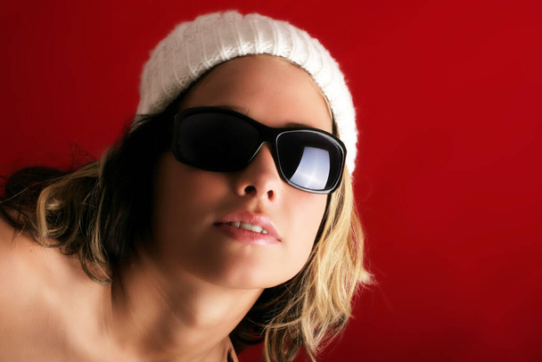 portrait of a beautiful young woman in a red hat and sunglasses - Φωτογραφία, εικόνα
