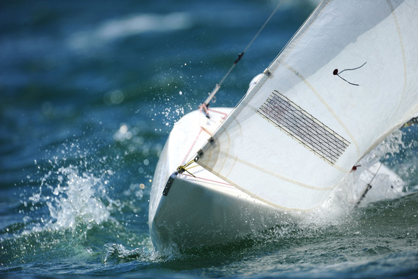 вітрильний човен під час гонки
 - Фото, зображення
