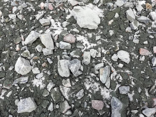 A textura de grandes pedras deitadas no chão
 - Foto, Imagem