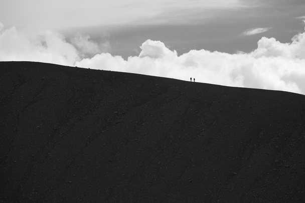 Silhueta da montanha e duas pessoas em Hverfell extinto vo
 - Foto, Imagem