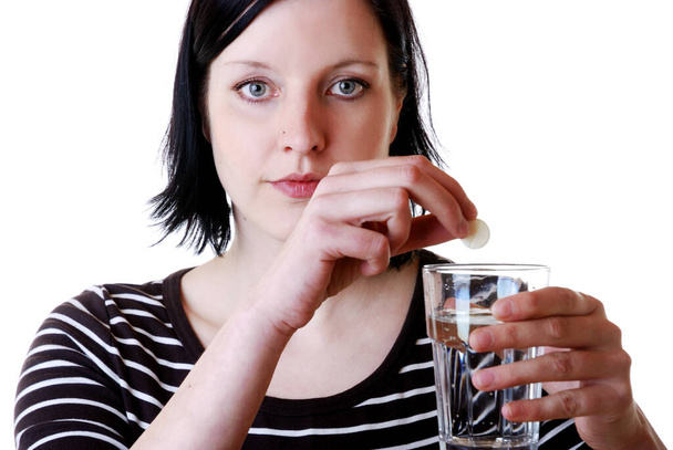 jovem mulher bebendo água de vidro - Foto, Imagem