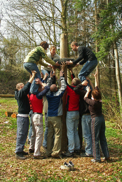 Zadanie rozwiązywania problemów Tire Pole - Doświadczenie Trening osobowości pedagogicznej & amp team na kursie linowym - Zdjęcie, obraz