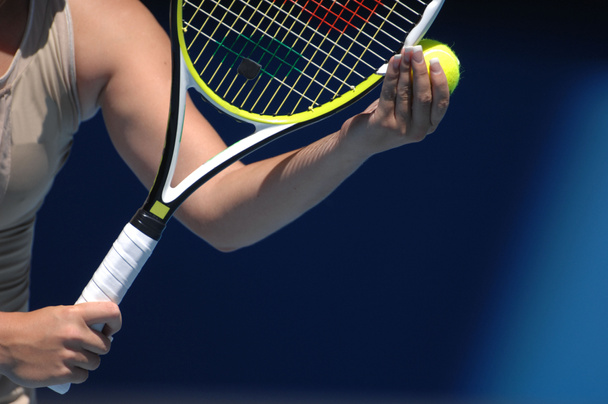 mujer con pelota de tenis y raquet
 - Foto, Imagen