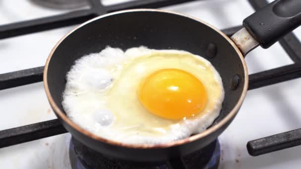 Frito lado soleado encima del huevo en una sartén
 - Imágenes, Vídeo