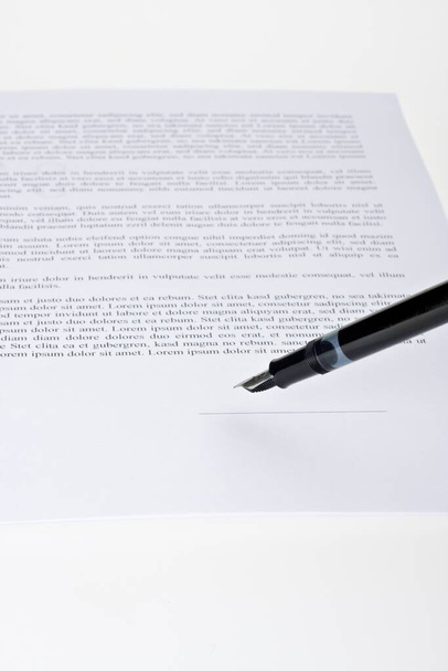Fountain pen over a contract - Foto, Bild