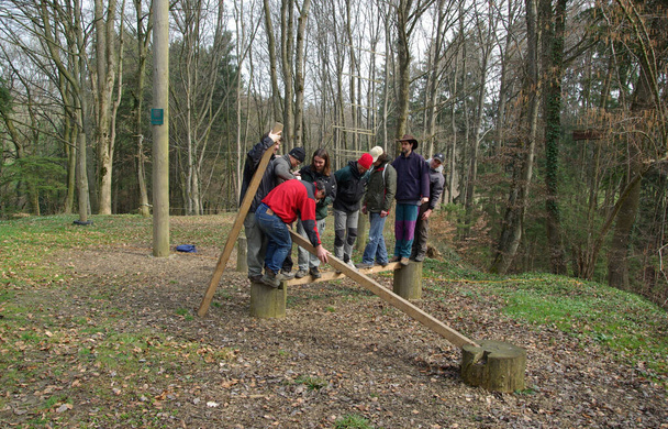 "Interaction game ""Zick Zack"" - Team training in the rope course TobelRopes - Martinshaus Kleintobel" - Fotoğraf, Görsel