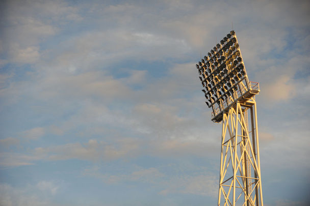 Γήπεδο προβολείς πάνω από τον ουρανό - Φωτογραφία, εικόνα