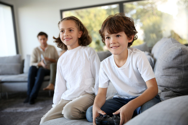 Kids playing video game - 写真・画像