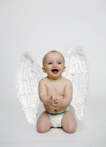 Toddler as an angel with wings - Φωτογραφία, εικόνα