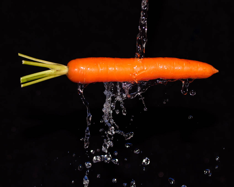 Carrot with water jet - Valokuva, kuva