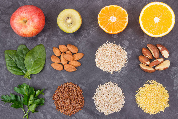 Meyveler, sebzeler ve diğer sağlıklı doğal malzemeler tiroit bezleri için yararlı yiyecekler. - Fotoğraf, Görsel