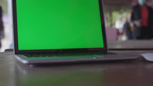 4K Grüner Bildschirm des Laptops auf Arbeitsfläche eingestellt . - Filmmaterial, Video