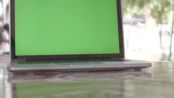Tela verde 4K do jogo do computador portátil no espaço de trabalho
 . - Filmagem, Vídeo