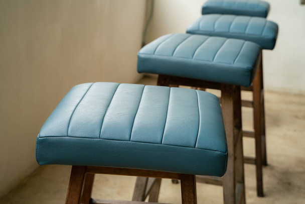 Lederen blauwe kruk houten stoel in cafe, Rij van stoel - Foto, afbeelding