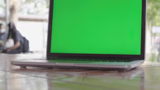 Pantalla verde 4K del ordenador portátil establecido en el espacio de trabajo
 . - Metraje, vídeo