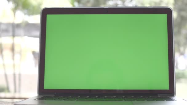 4K Πράσινη οθόνη του φορητού υπολογιστή που στο χώρο εργασίας . - Πλάνα, βίντεο