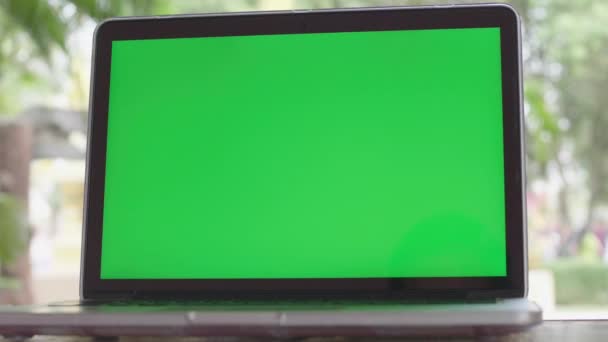 4K Vihreä näyttö kannettavan tietokoneen asetettu työtilaan
 . - Materiaali, video