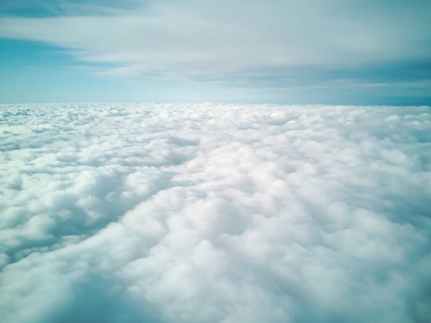 lucht panorama van het vliegtuig. Witte wolken en blauwe lucht.  - Foto, afbeelding