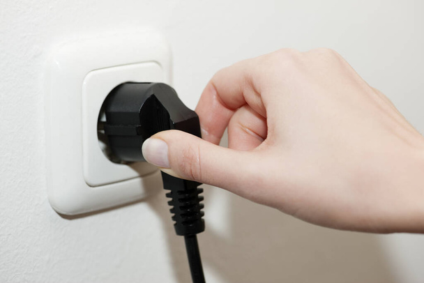 Plugging in or unplugging cables - Φωτογραφία, εικόνα