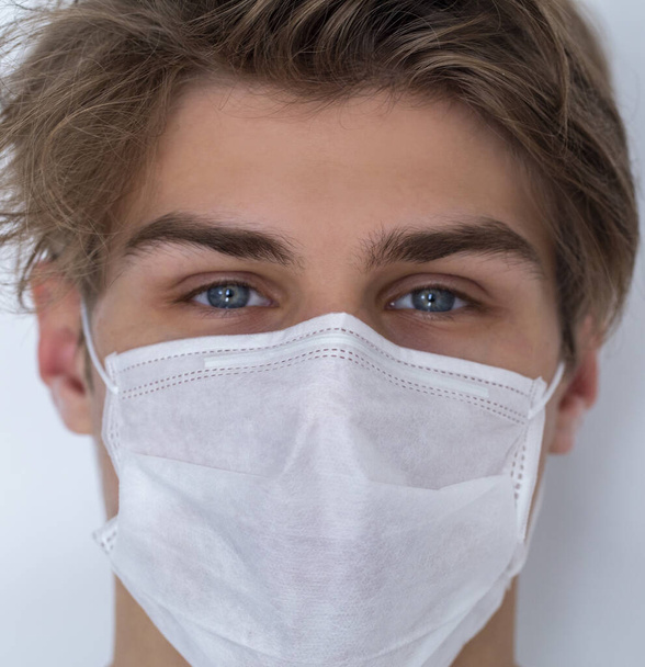Mężczyzna w ochronnej masce medycznej. zapobieganie wirusom.coronavirus - Zdjęcie, obraz