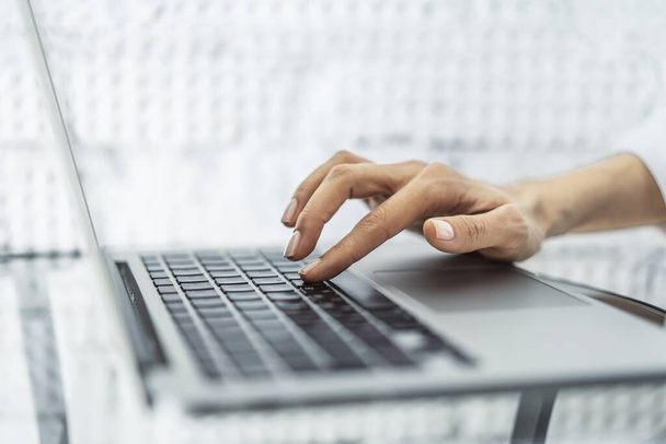 Empresária digitando no teclado do laptop no escritório ensolarado, conceito de negócios e tecnologia. Fechar
 - Foto, Imagem
