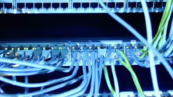 Кабели и соединения на сервере сети
. - Кадры, видео