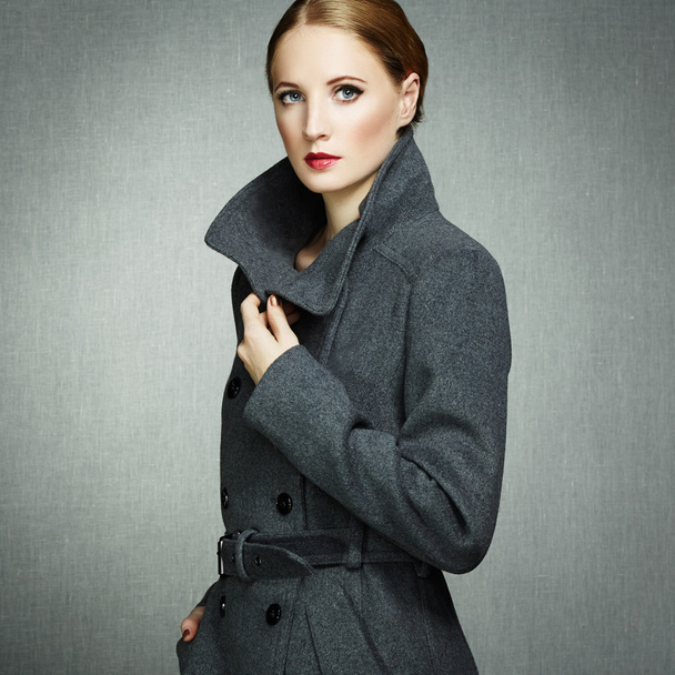Portrait of young woman in autumn coat - Foto, Imagem