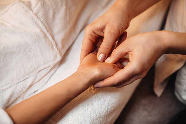Travailleur de spa caucasien expérimenté masser la main des clients lors d'une session de spa
 - Photo, image