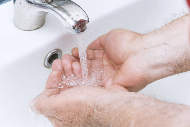 viejo se lava las manos en el baño
 - Foto, Imagen