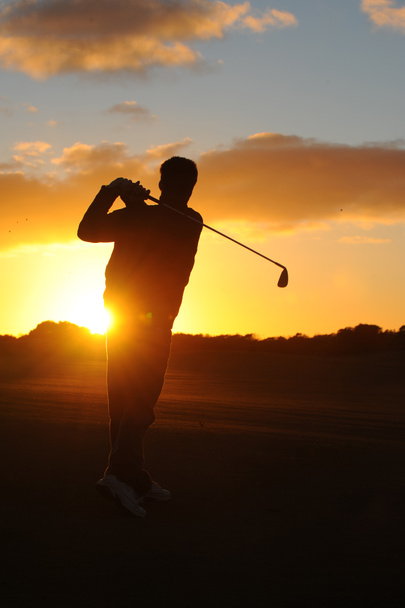  sziluettjét férfi golfozó  - Fotó, kép