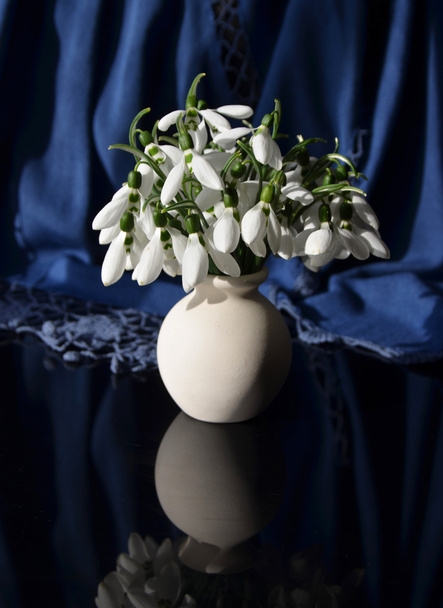  Gyönyörű csokor hóvirág egy vázában, fekete háttér, szelektív fókusz. - Fotó, kép
