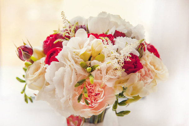 Bellissimo bouquet da sposa tenera fatta di peonie e alstromerie
 - Foto, immagini