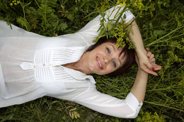 beautiful woman lying on the grass in the park - Fotografie, Obrázek