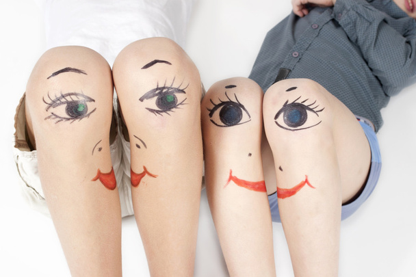 bacaklar ile çizilen yüzler - Fotoğraf, Görsel