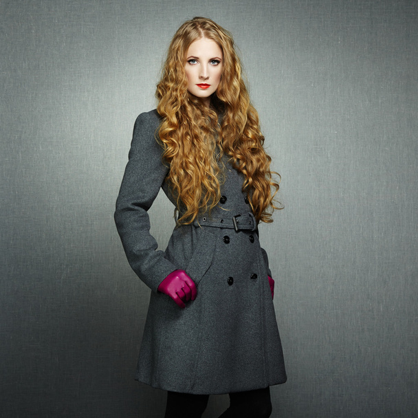 Portrait of young woman in autumn coat - Foto, Imagem
