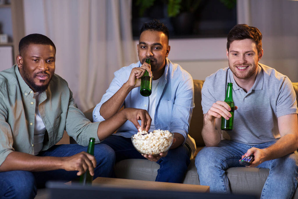 happy male friends with beer watching tv at home - Fotoğraf, Görsel