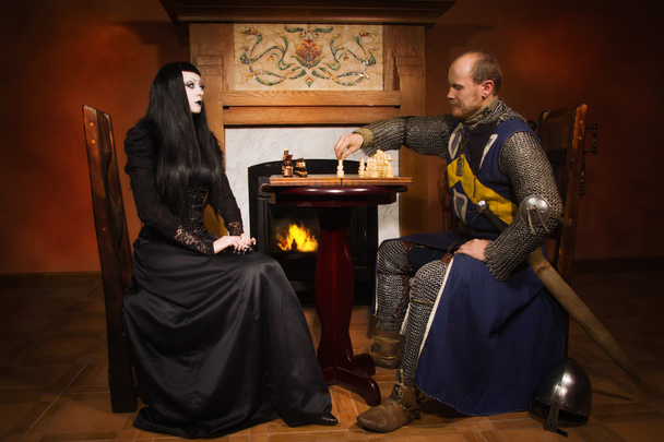Cavaleiro joga xadrez com a morte
 - Foto, Imagem
