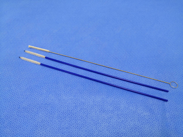 Kanaalreinigingsborstels met antimicrobiële nylon borstels met een acrylpunt - Foto, afbeelding