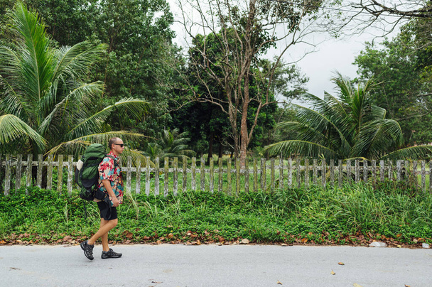 Cyfrowy nomadyczny człowiek spacerujący po leśnej drodze - Zdjęcie, obraz