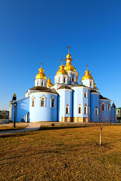 Picturesque landscape view of Saint Michael's Golden-Domed Monastery ("Mykhailiv'skyj Sobor") against blue sky at sunny day. Sacred christian building. Kyiv, Ukraine. - Foto, immagini