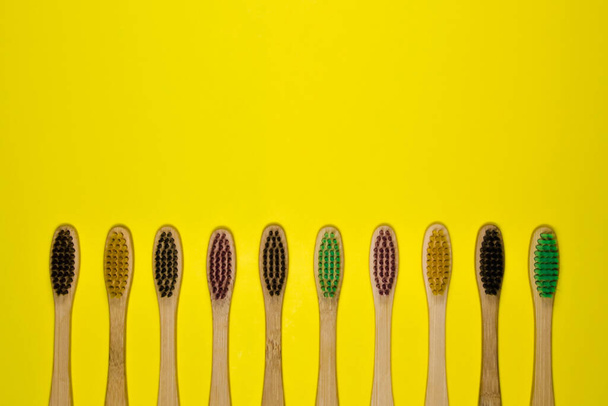 Οικολογικές οδοντόβουρτσες σε κίτρινο φόντο - Φωτογραφία, εικόνα