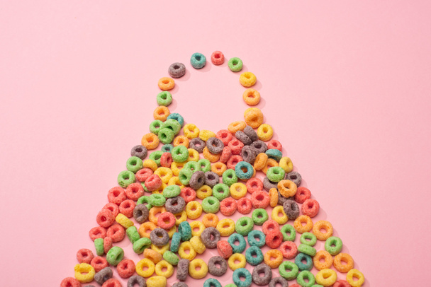 brillante cereal colorido desayuno sobre fondo rosa
 - Foto, Imagen