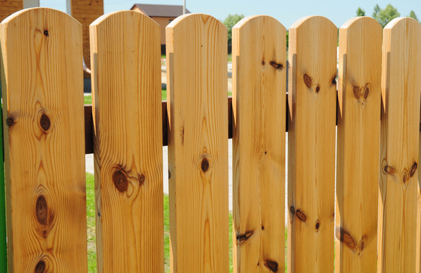 Fermer sur une clôture en bois avec espace de copie. Clôture de maison
. - Photo, image