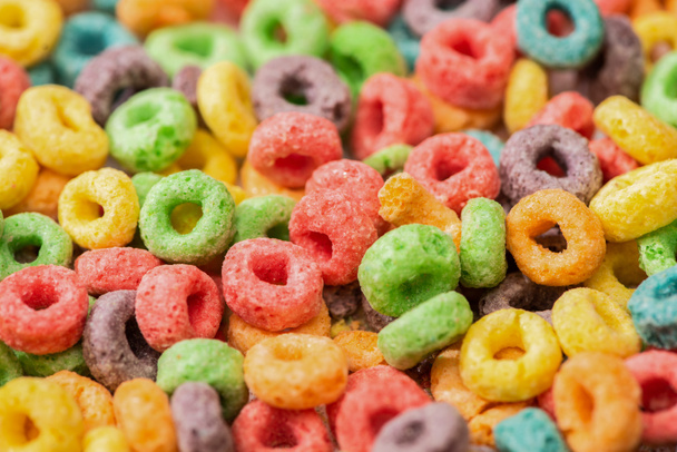 vista de cerca de cereales de desayuno multicolores brillantes
 - Foto, Imagen