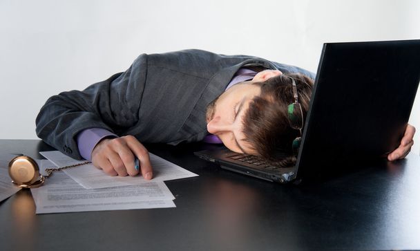 Homme d'affaires endormi à son bureau
 - Photo, image