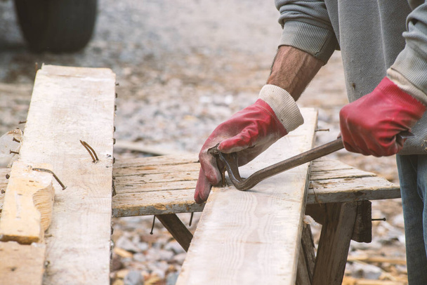 un carpintero de trabajo con ropa sucia trabaja en una obra de construcción
 - Foto, Imagen